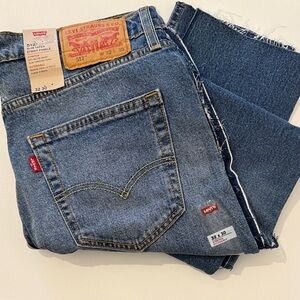 📦 MOVING SALE: Levi's Slim Fit Denim Jeans